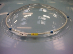 Circular dome glazing with screws with increased mechanical resistance to breakage, PET-G/PMMA 1 - 4 skin